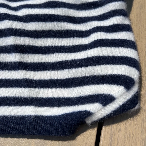 Saks Transitional 100% Cashmere Sweater Navy and Baby Blue Nautical Stripe Large - Picture 8 of 8